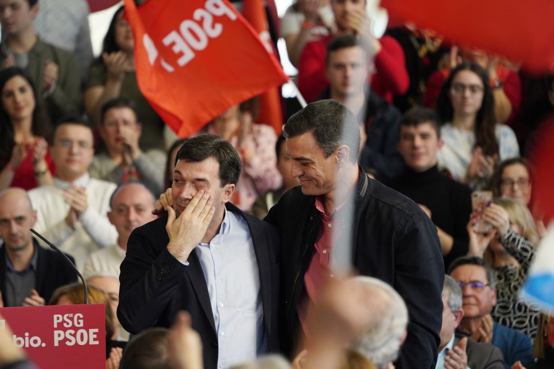 El candidato del Partido Socialista Gallego (PSG) a la Xunta de Galicia emocionado, Gonzalo Caballero, junto al presidente del Gobierno, Pedro Sánchez, durante el acto de presentación de la candidatura,