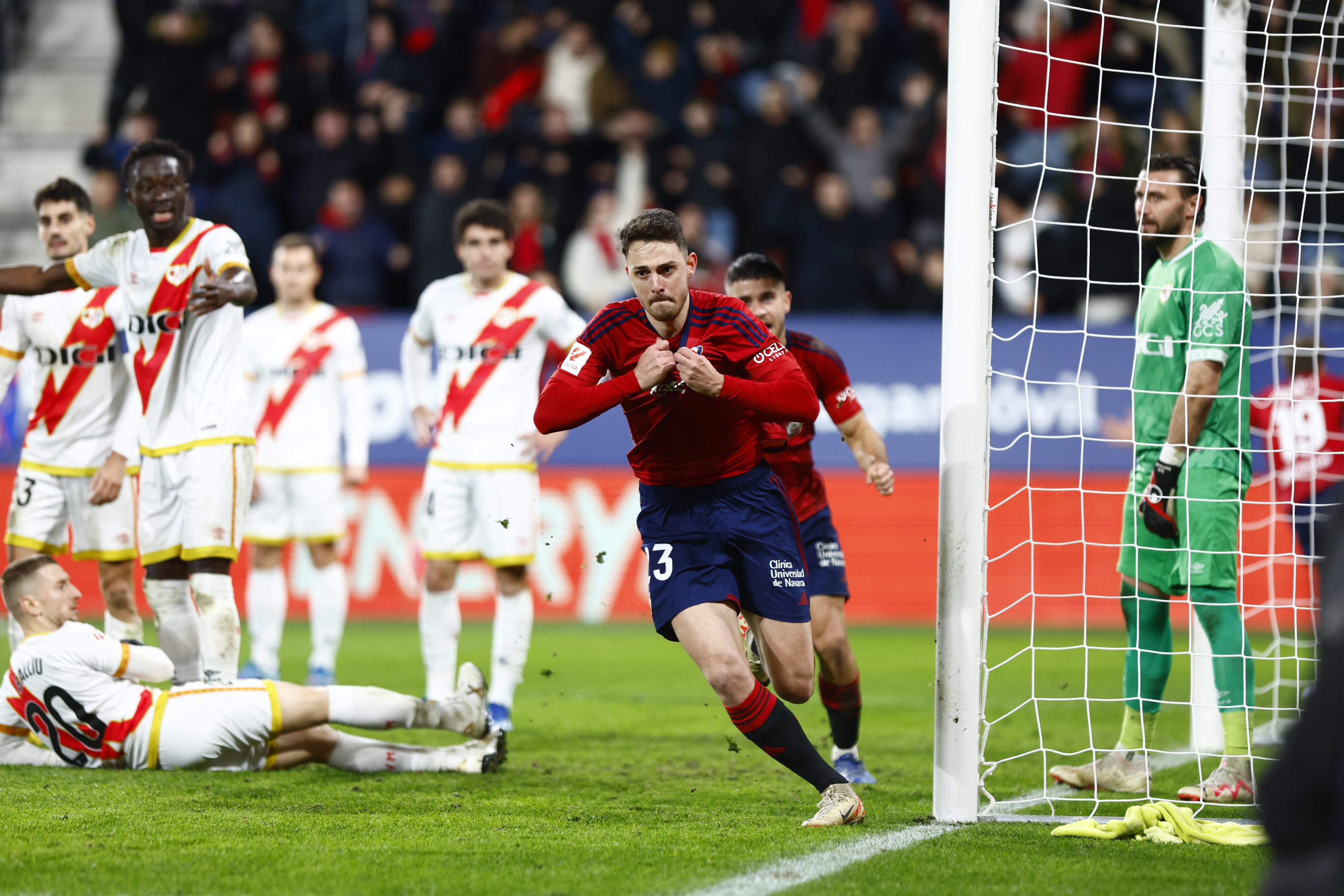 Raúl García de Haro celebra su gol para darle la victoria a Osasuna ante el Rayo en la prolongación