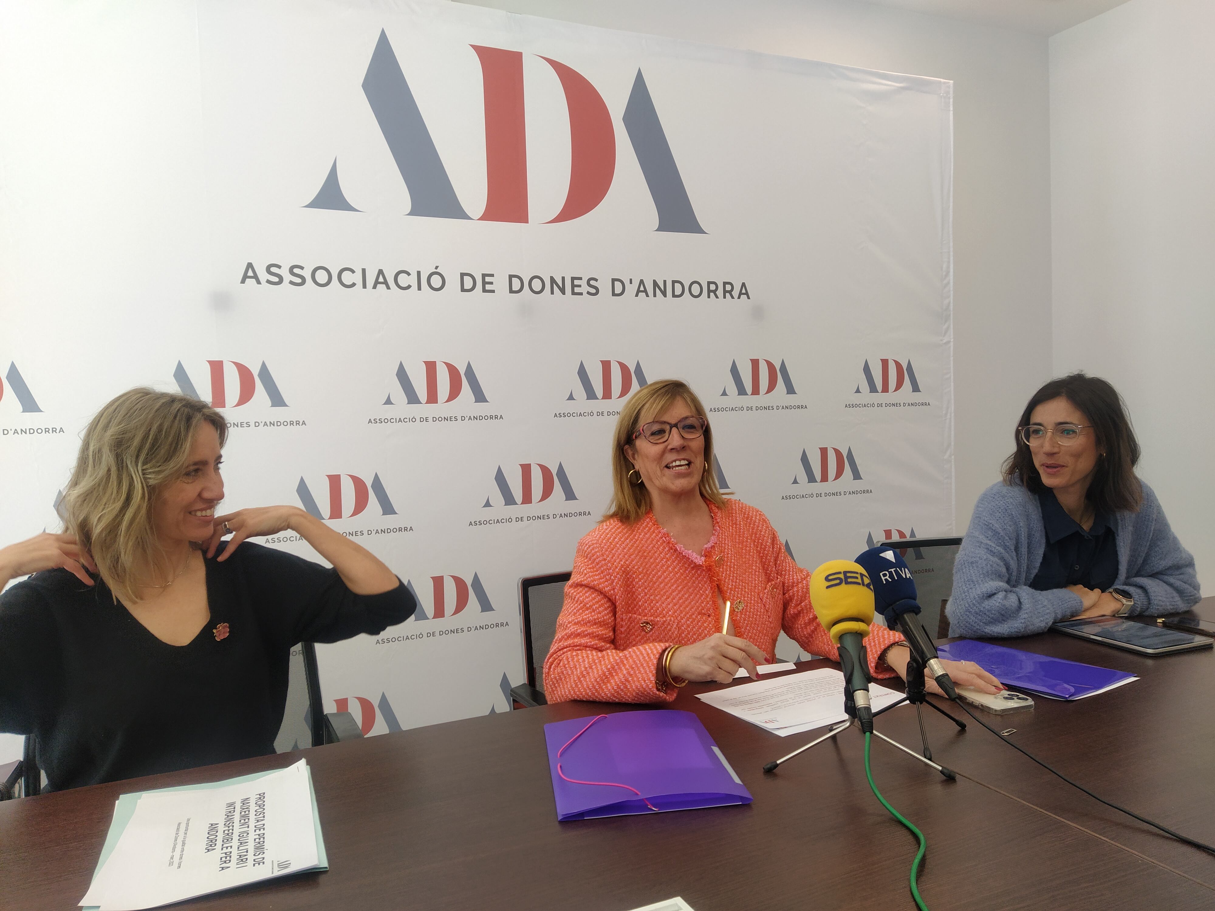 Mònica Codina, presidenta de l'ADA, acompanyada per Mireia Maestre i Cristina Royo.