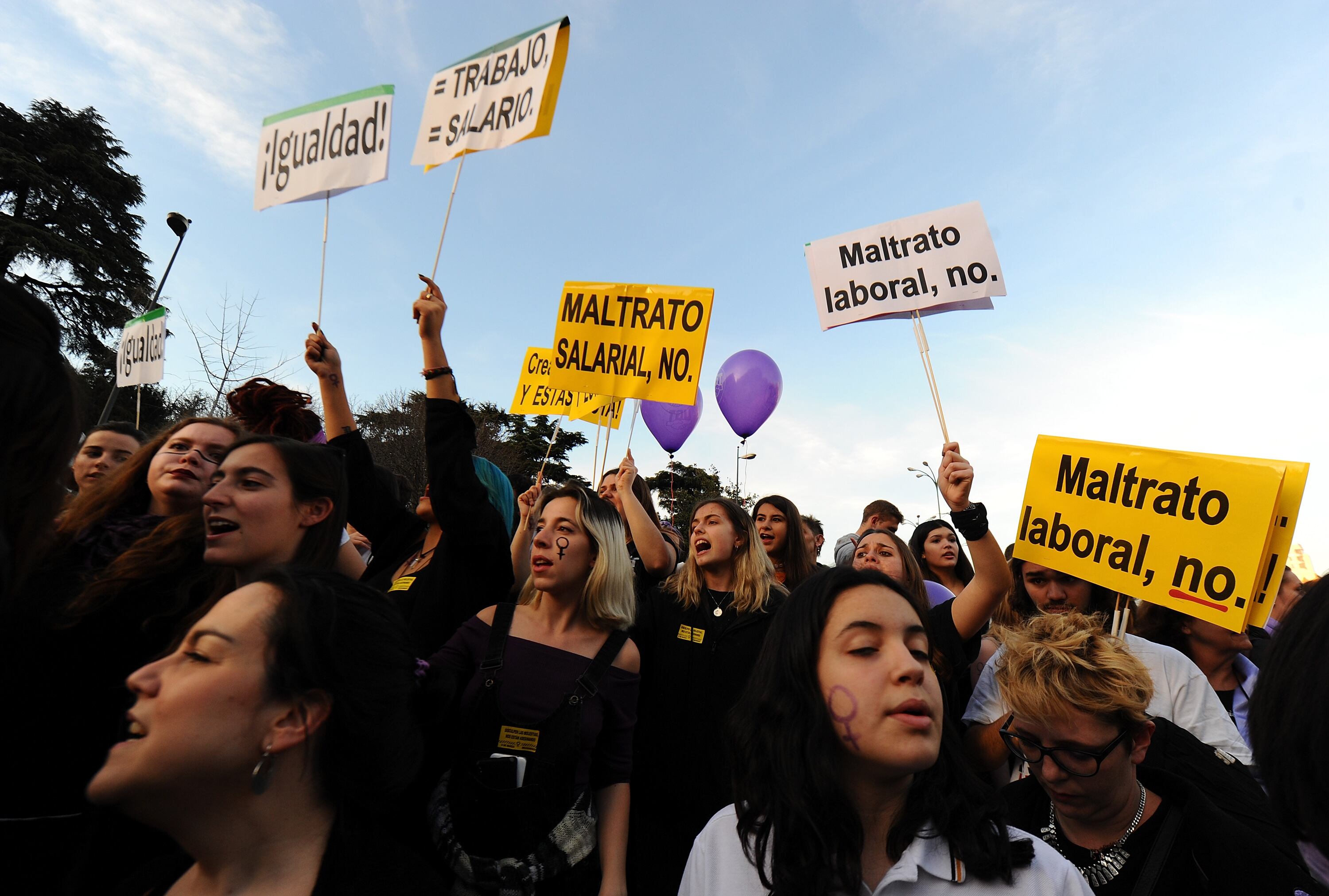 Cientos de mujeres reivindican la igualdad salarial en el Día Internacional de la Mujer en Madrid