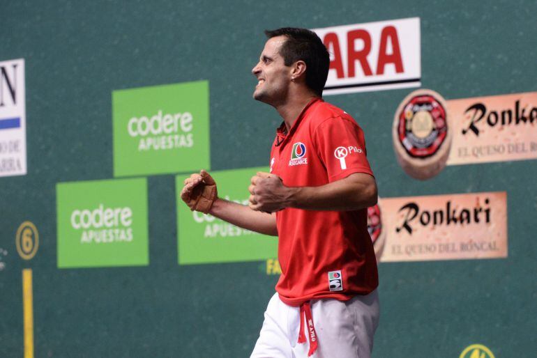 .- El pelotari Bengoetxea VI durante la final del torneo del Cuatro y Medio de pelota mano disputado frente a Altuna III en el Frontón Ogueta de Vitoria. 