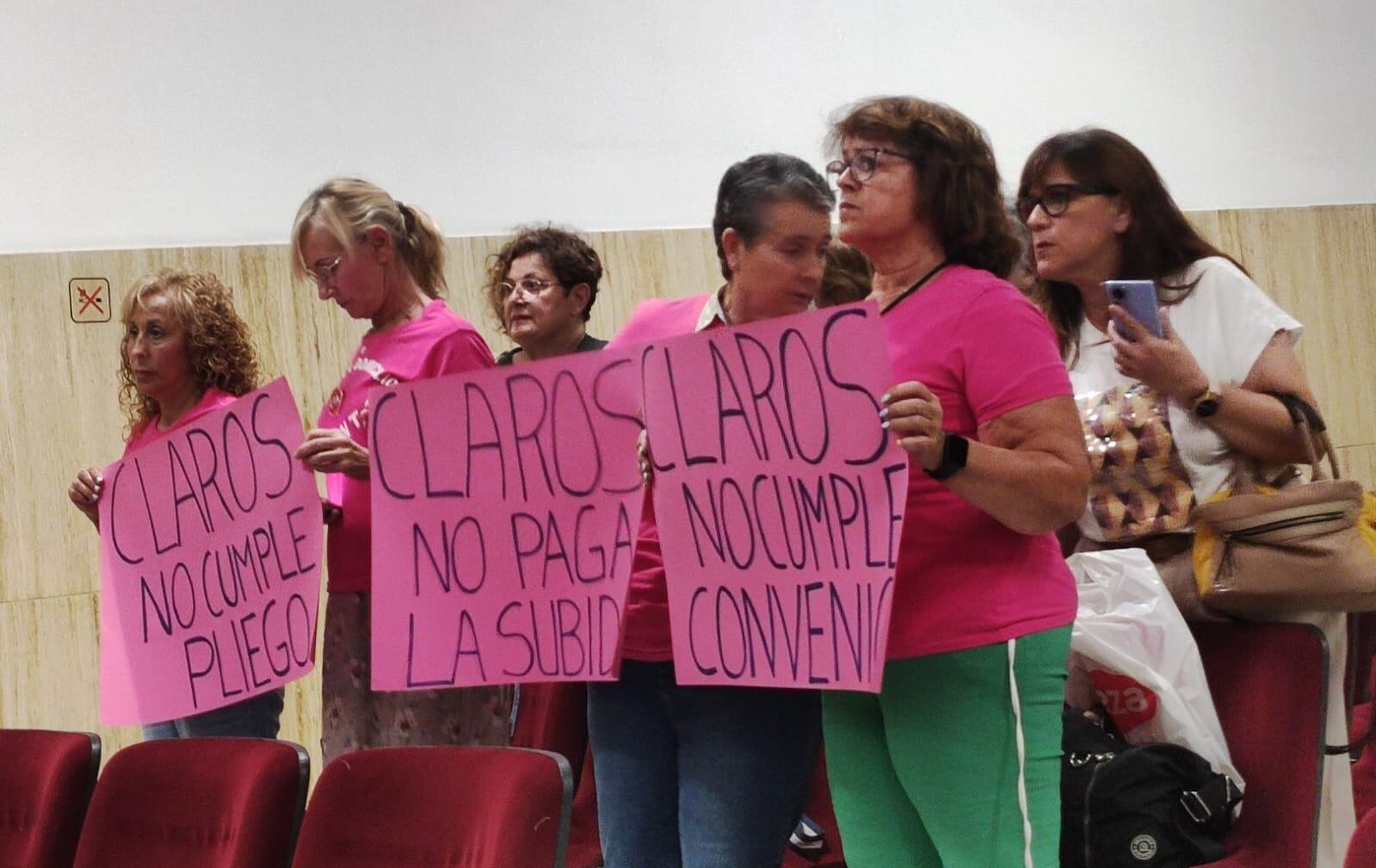 Trabajadoras del Servicio de Ayuda a Domicilio del Ayuntamiento de Córdoba durante un pleno ( Foto de Archivo)