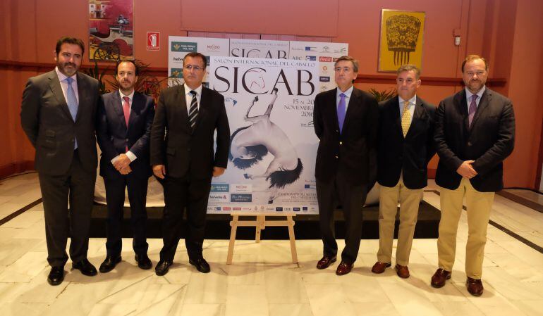 De izquierda a derecha, Jesús Rojas, director general de FIBES; Rafael Olveras, director de Producción Agrícola y Ganadera; Juan Carlos Cabrera, delegado municipal de Fiestas Mayores; Juan Tirado, presidente de ANCCE; y José Luis García-Palacios, consejer