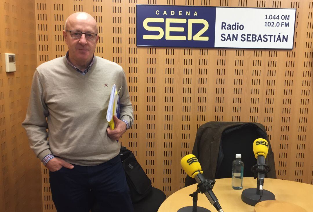 Iñaki Emaldi, candidato a la presidencia de Bidasoa, en los estudios de la Cadena SER