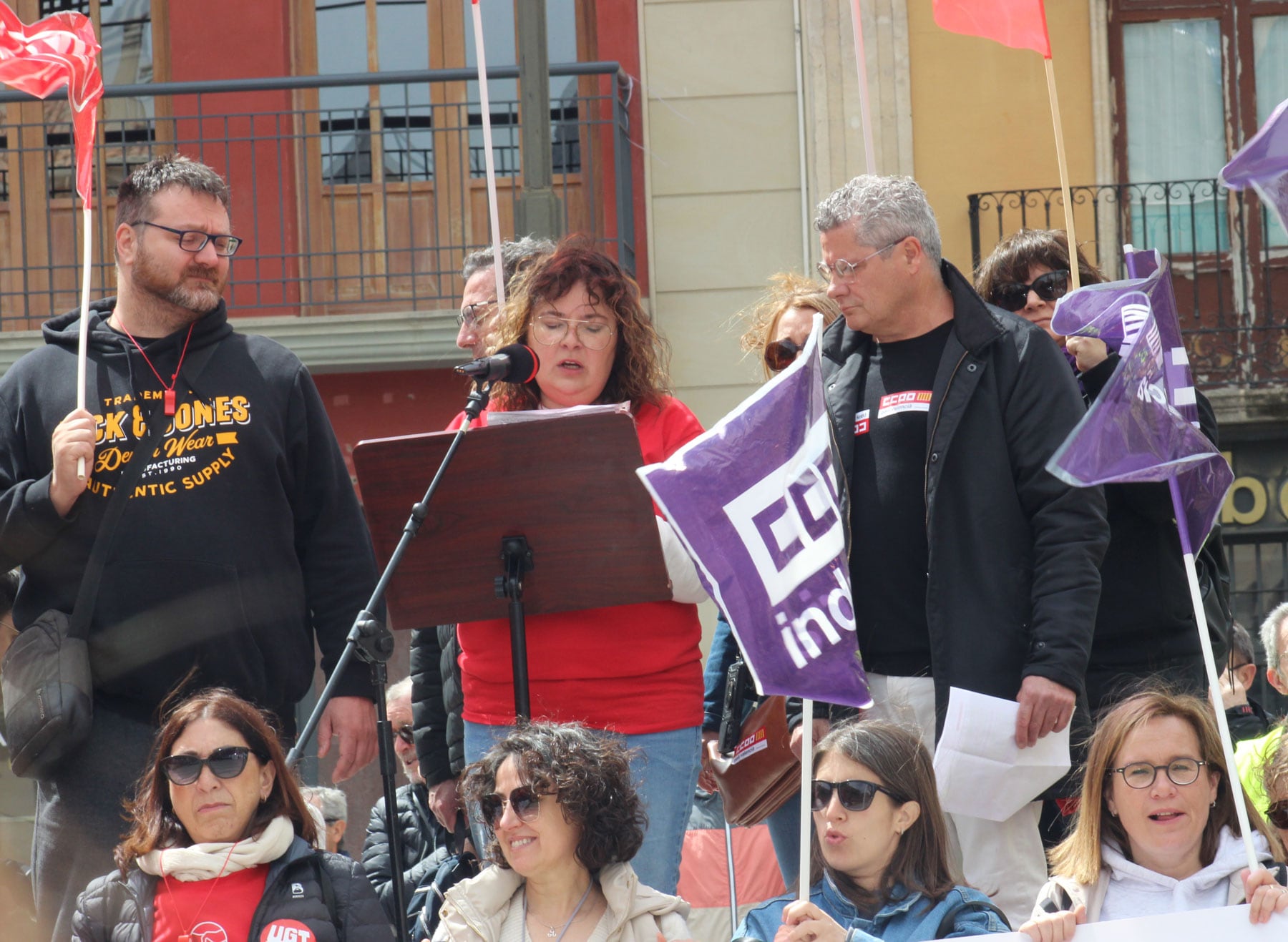 Leticia Pascual, durante la lectura del manifiesto, con Raúl Alcocel, justo a su lado