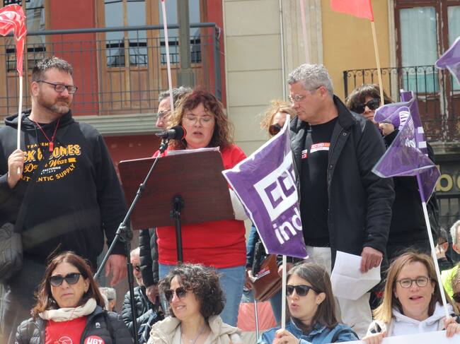 Leticia Pascual, durante la lectura del manifiesto, con Raúl Alcocel, justo a su lado