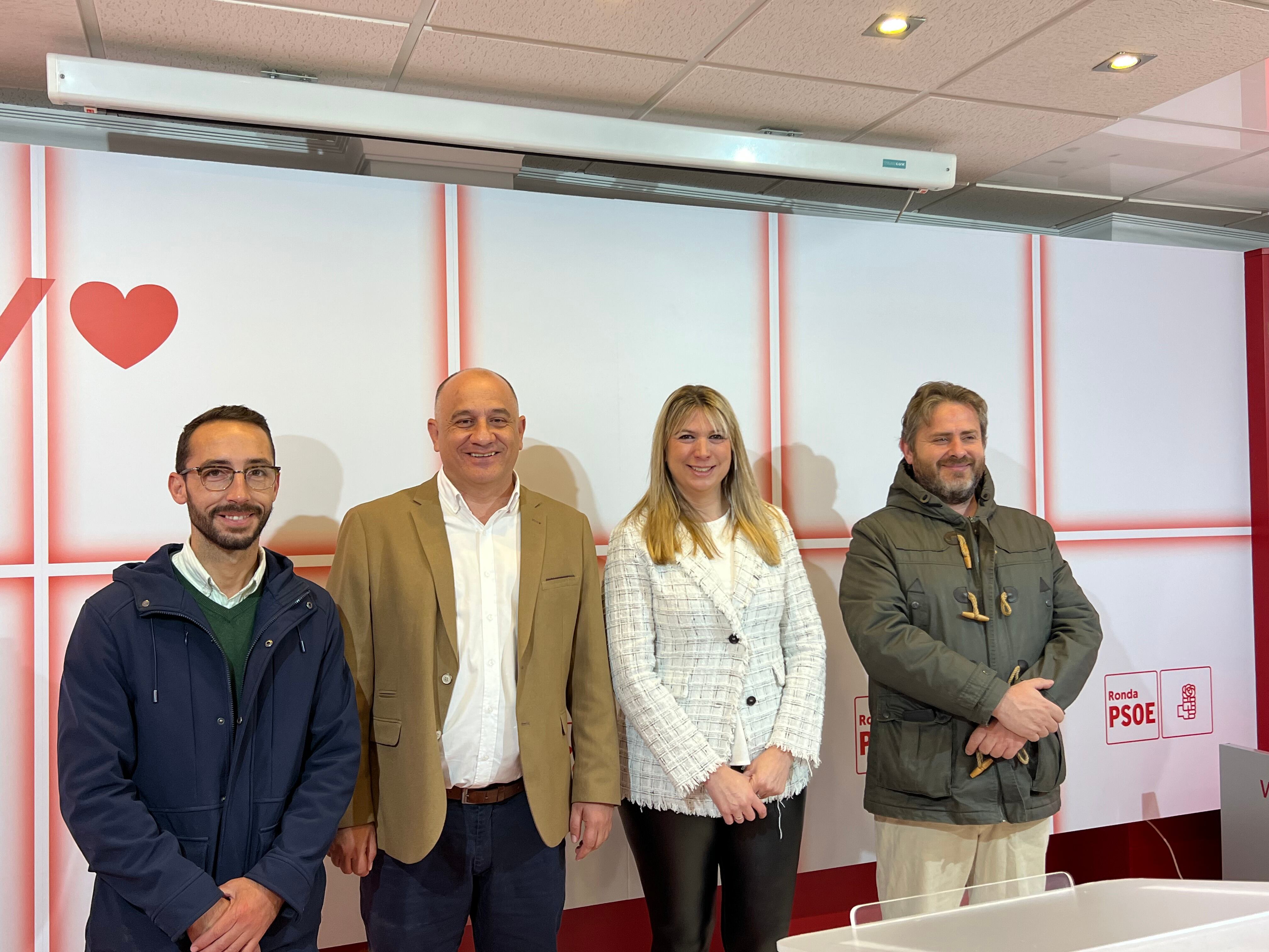 Componentes del PSOE rondeño junto a la senadora Estefanía Martín Palop