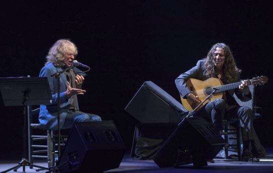 El cantaor José Mercé y el guitarrista Tomatito, durante la representación en el Teatro de La Maestranza de Sevilla de su espectáculo &quot;Antología del Cante Flamenco&quot;, con el que se clausura la Bienal de Flamenco de Sevilla.