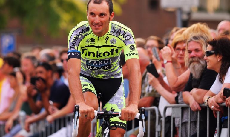 Ivan Basso, sonriente volviendo tras cruzar la meta