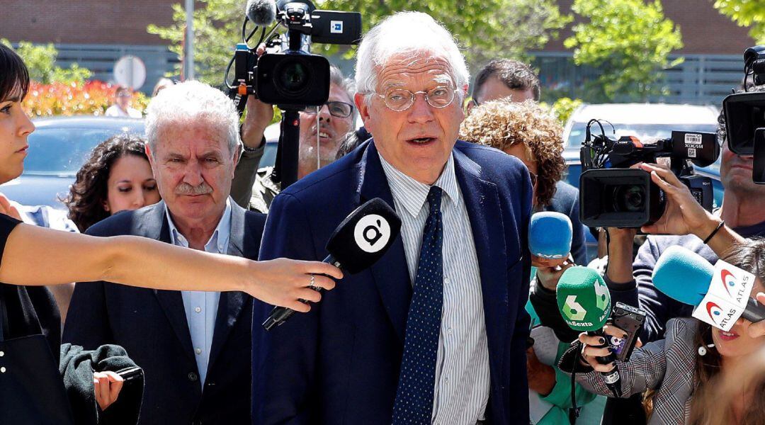 El ministro de Asuntos Exteriores Josep Borrell, a su llegada este viernes al hospital donde permanece ingresado el exvicepresidente del Gobierno socialista Alfredo Pérez Rubalcaba tras sufrir un ictus el pasado miércoles.