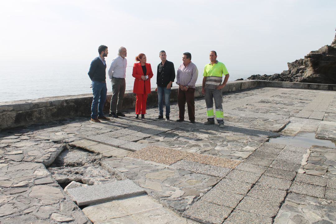 La alcaldesa de Salobreña, Maria Eugenia Rufino, visita con los técnicos municipales la Plaza del Lavadero muy dañadas por los temporales