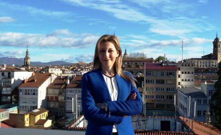 La gasteiztarra Eva García Sáenz de Urturi es escritora y diplomada en Óptica y Optometría. Durante una década ocupó varios puestos de alta dirección en el sector óptico. Posteriormente obtuvo una plaza fija en la Universidad de Alicante. En 2012 irrumpe