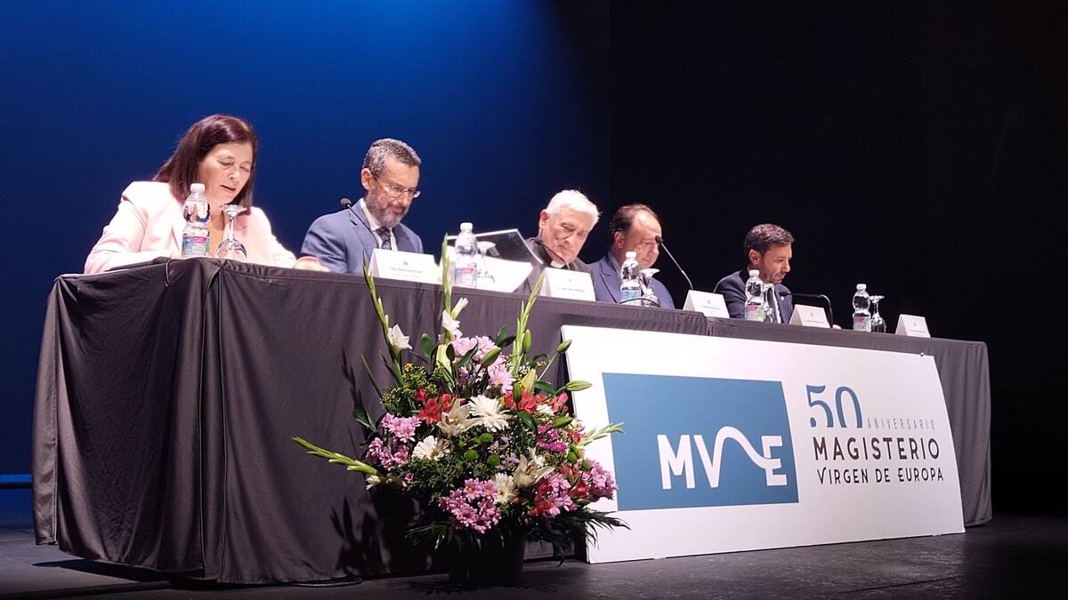 La Escuela de Magisterio de La línea clausura su 50 aniversario