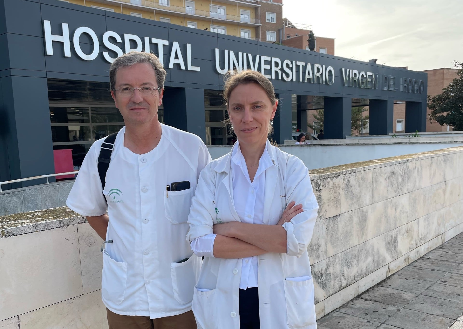 Imagen de los especialistas José Miguel Cisneros y Rosa Rodríguez del Hospital Virgen del Rocío