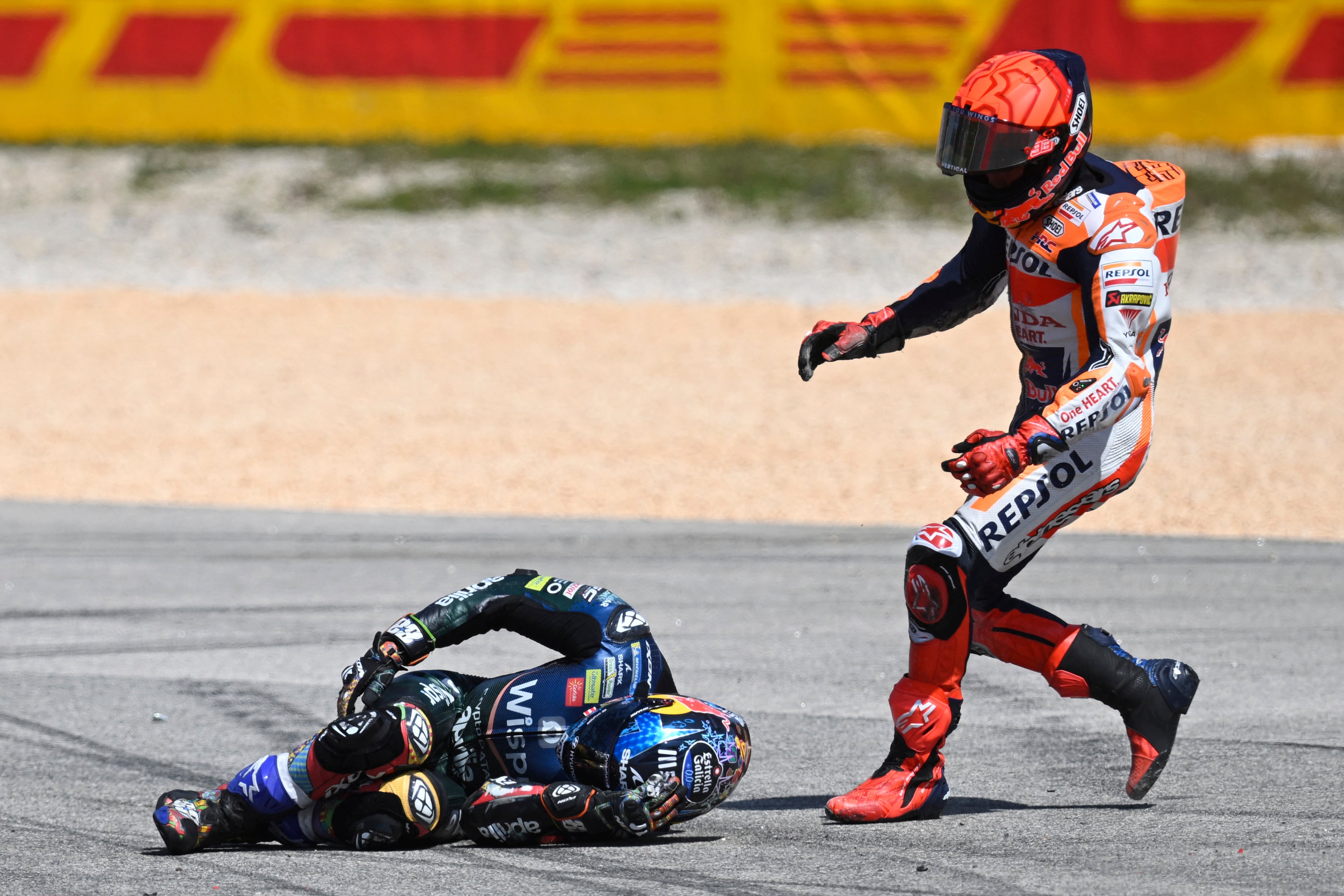 Marc Márquez se ha caído en Portimao y se ha llevado por delante a Miguel Oliveira. Se espera sanción para el español.