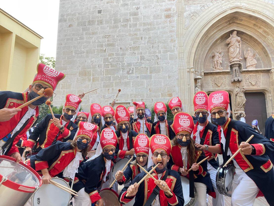 Banda del Tio de la Porra a las puertas de la colegiata.