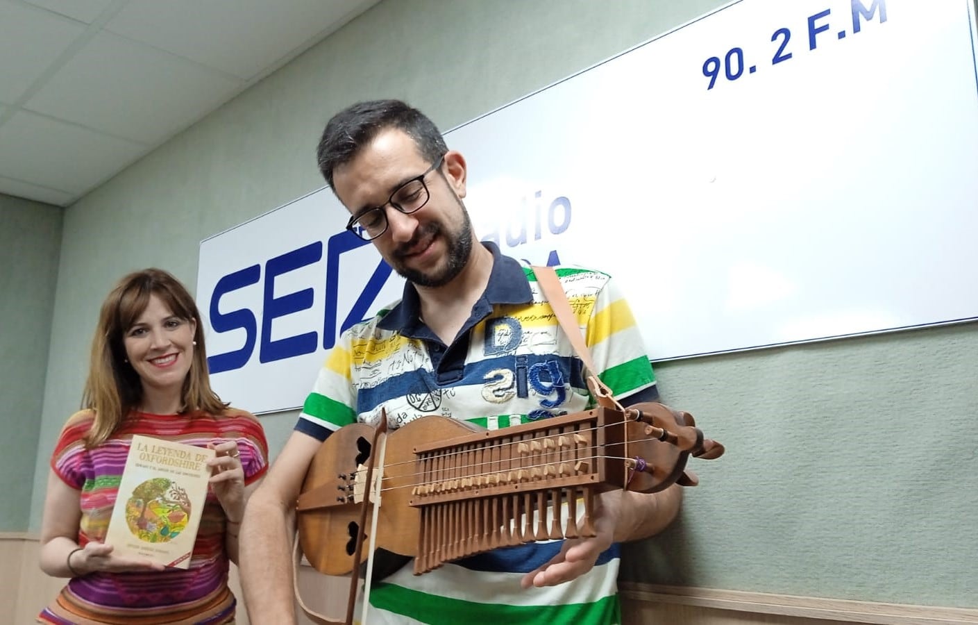 Esther Jiménez y Dani Uroz, en el estudio de Radio Elda SER