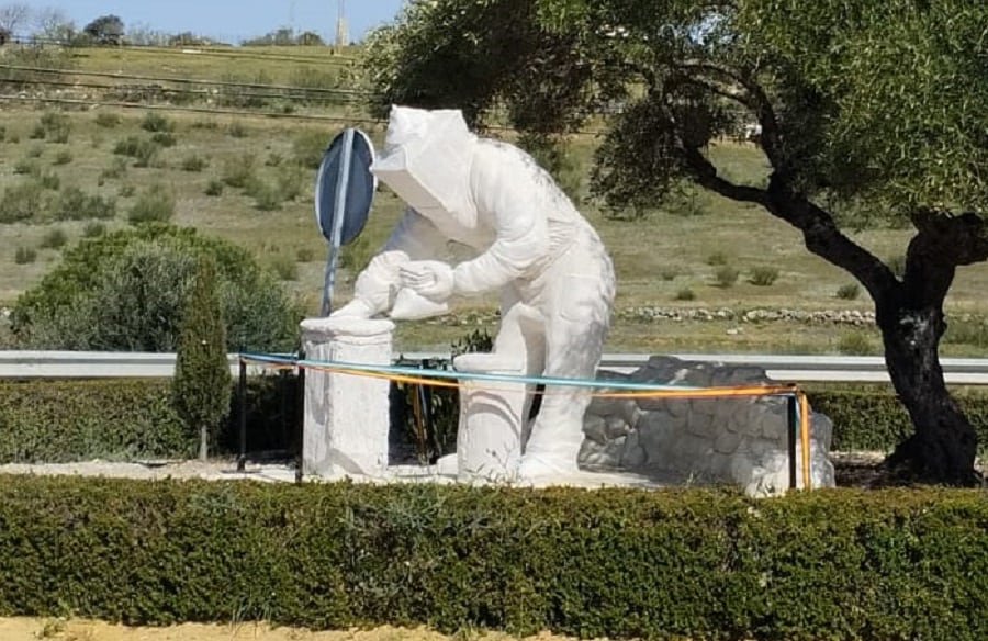 Monumento escultura al apicultor en Castilblanco de los Arroyos, obra de Sandra Colinet