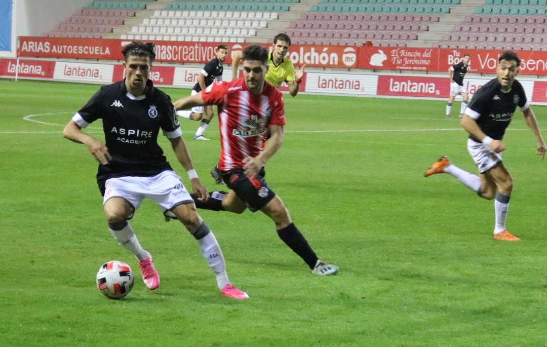 Héctor, ante la presión de un zaguero zamorano