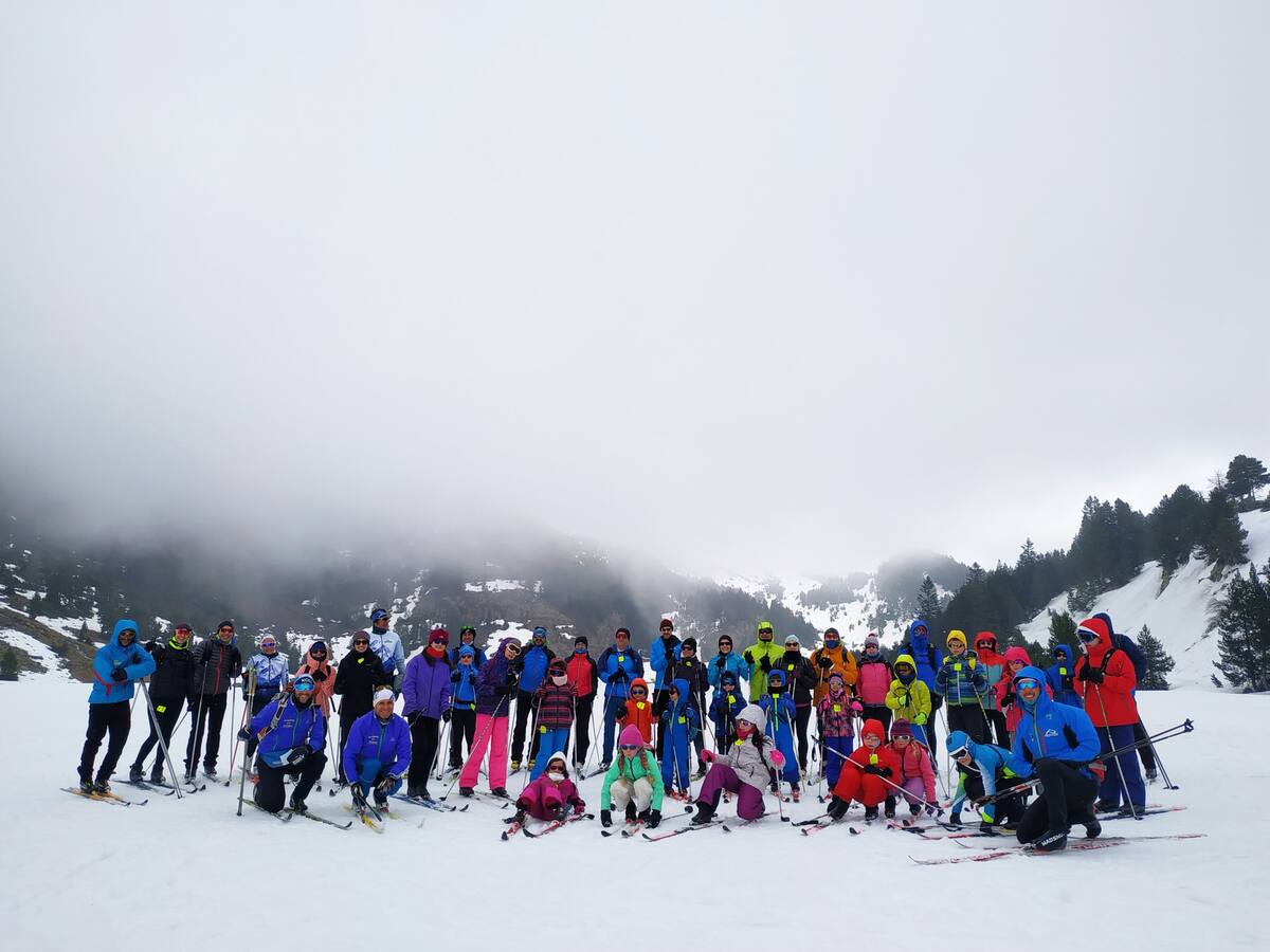 Los cursos de alpino y fondo del SCD han reunido a casi 300 esquiadores
