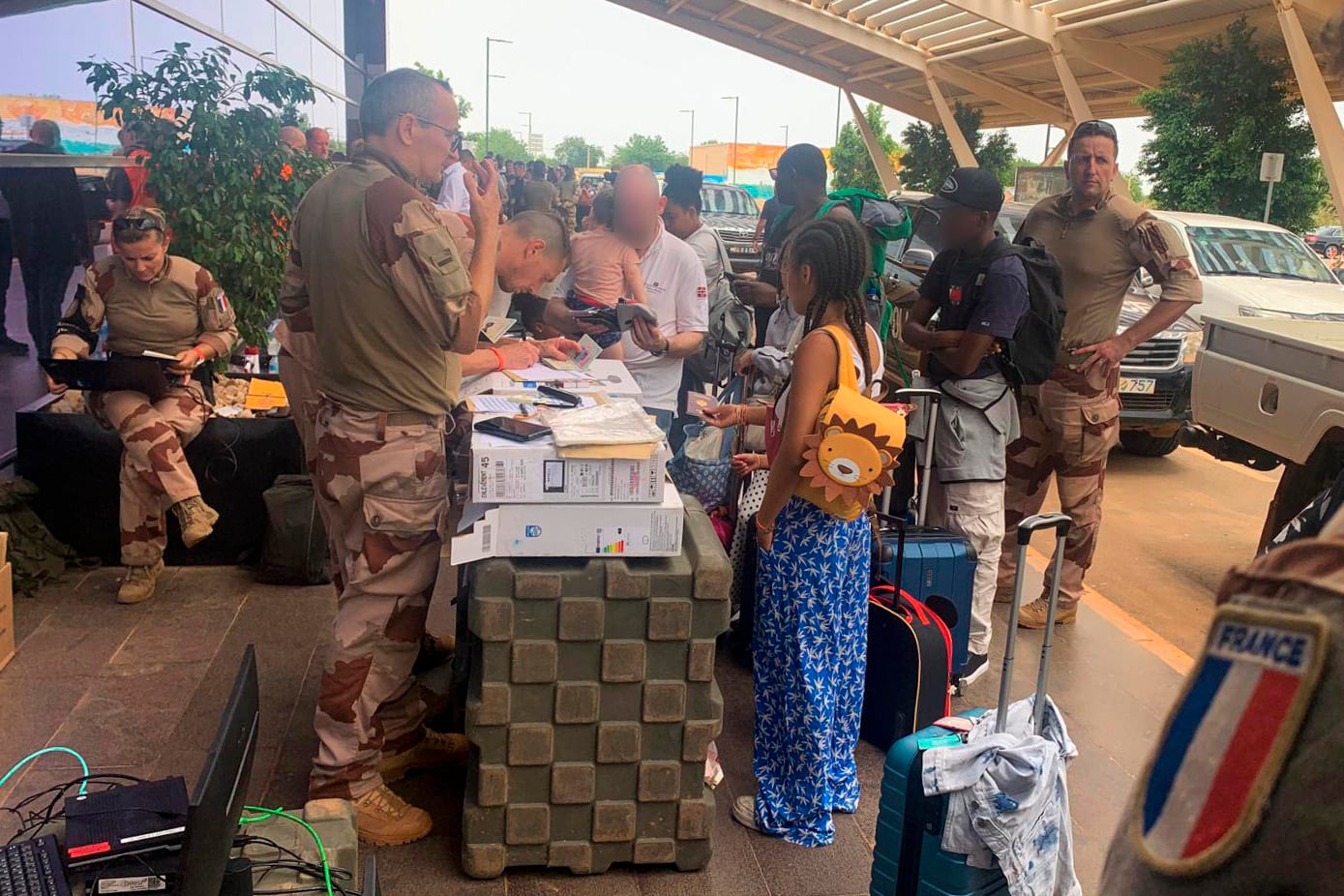 Proceso de registro y embarque de los evacuados en el primer Airbus A330 militar francés que ha despegado este martes desde el aeropuerto de Niamey, en Níger.