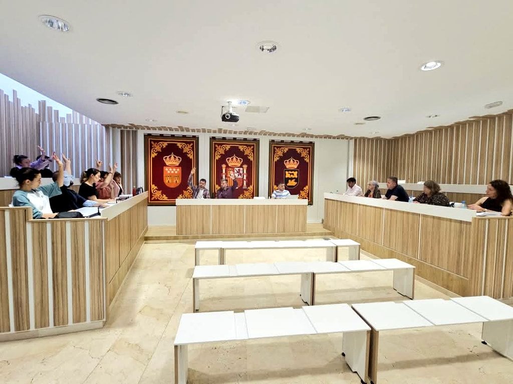 Pleno municipal del Ayuntamiento de San Martín de la Vega durante la aprobación de los presupuestos para 2025.