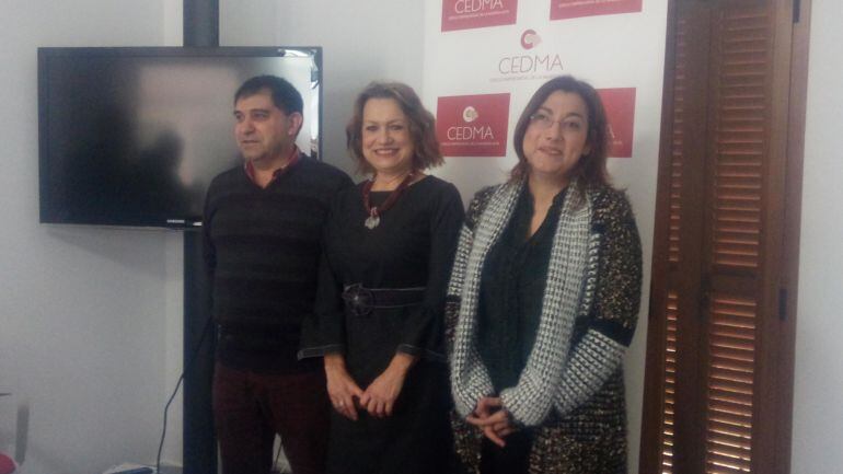 La presidenta del Cedma, Sonja Diez (centro) junto a Esteban Cobos (secretario general) e Isabel Agulles (vicepresidenta cuarta).