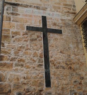 Exigen la retirada de los símbolos franquistas en la fachada lateral de la Catedral