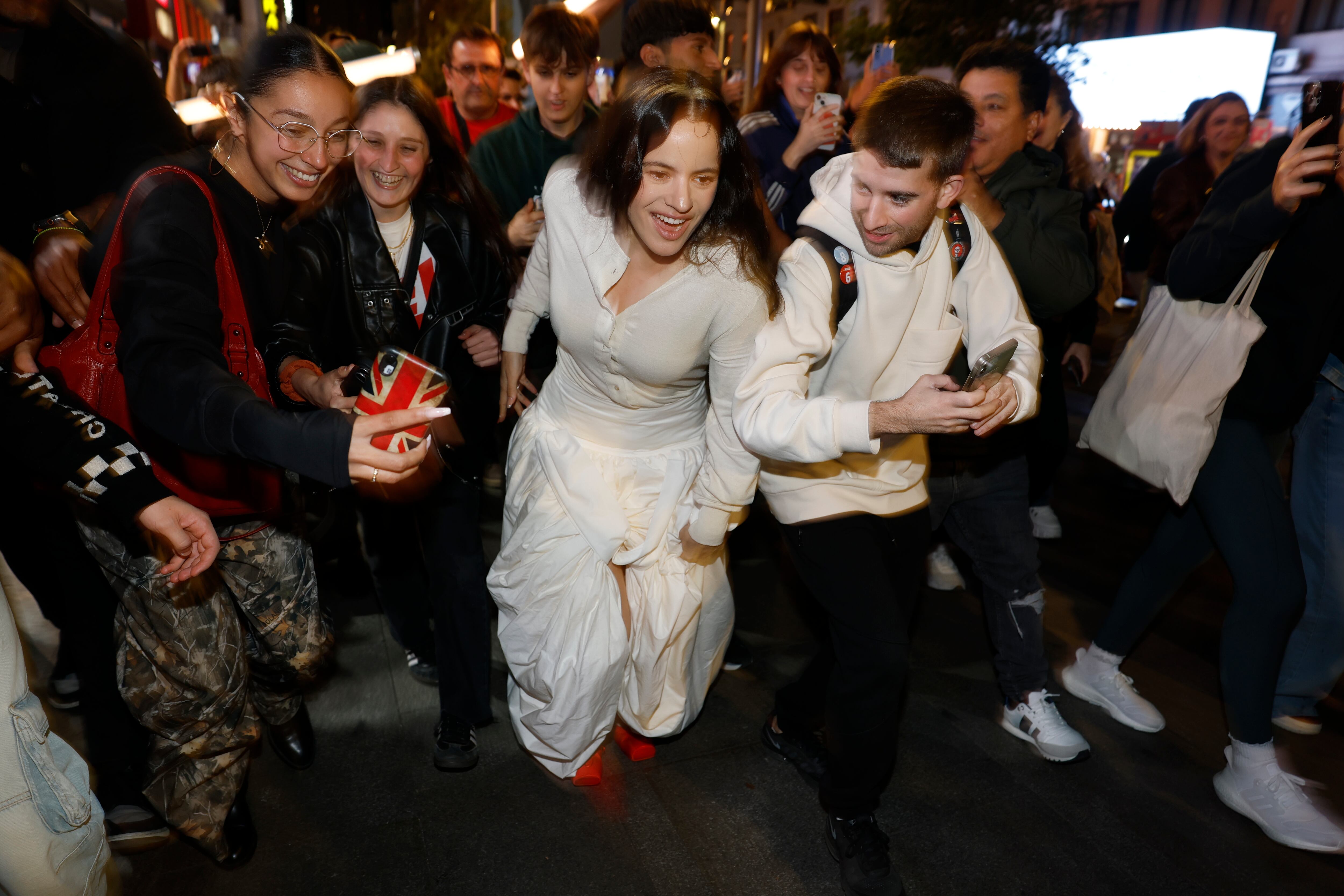 MADRID, 20/10/2025.- La artista Rosalía a su llegada a Callao en una aparición sorpresa para presentar su cuarto álbum, este lunes en Madrid. EFE/ Juanjo Martín