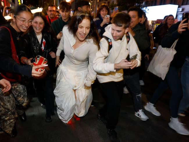 MADRID, 20/10/2025.- La artista Rosalía a su llegada a Callao en una aparición sorpresa para presentar su cuarto álbum, este lunes en Madrid. EFE/ Juanjo Martín