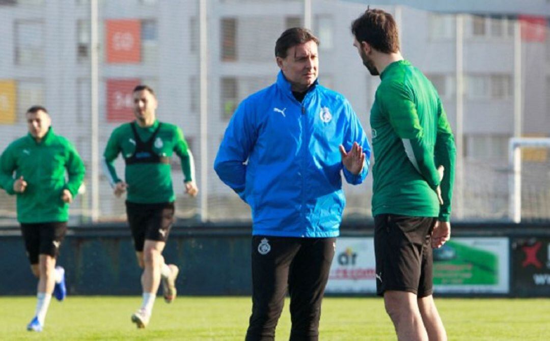 Cristóbal Parralo, en una imagen de archivo durante un entrenamiento del Racing en La Albericia.