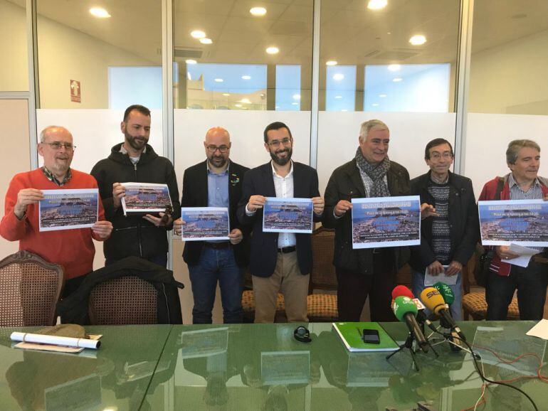 Los convocantes de la concentración, durante la presentación de lal misma.