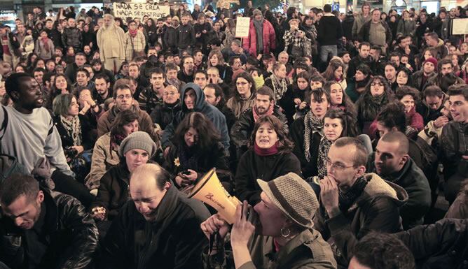 Centenares de indignados del Movimiento 15M se han manifiestado esta noche en la puerta del Sol
