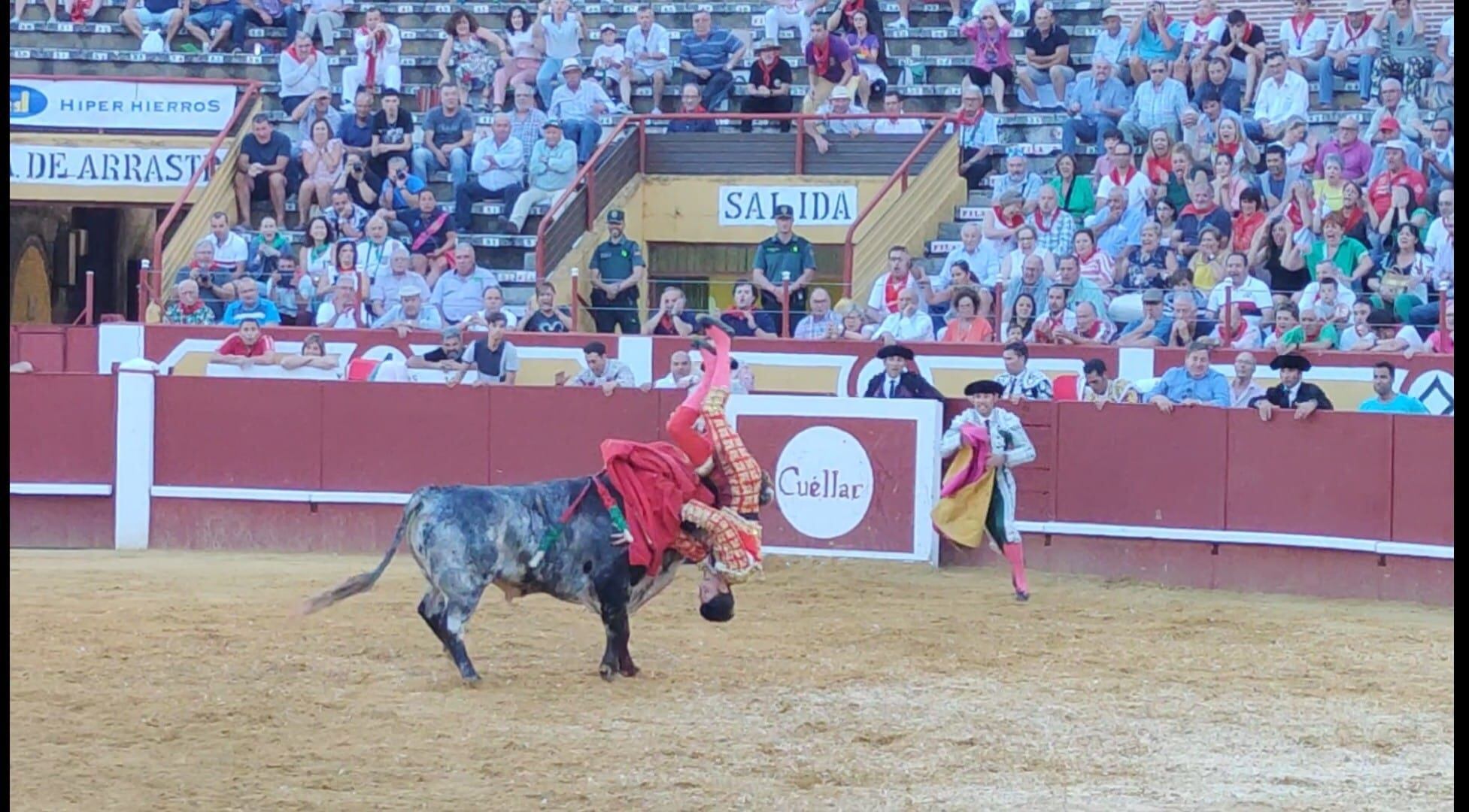 Manuel Diosleguarde resulta corneado en el segundo de su lote en la primera de feria en Cuéllar