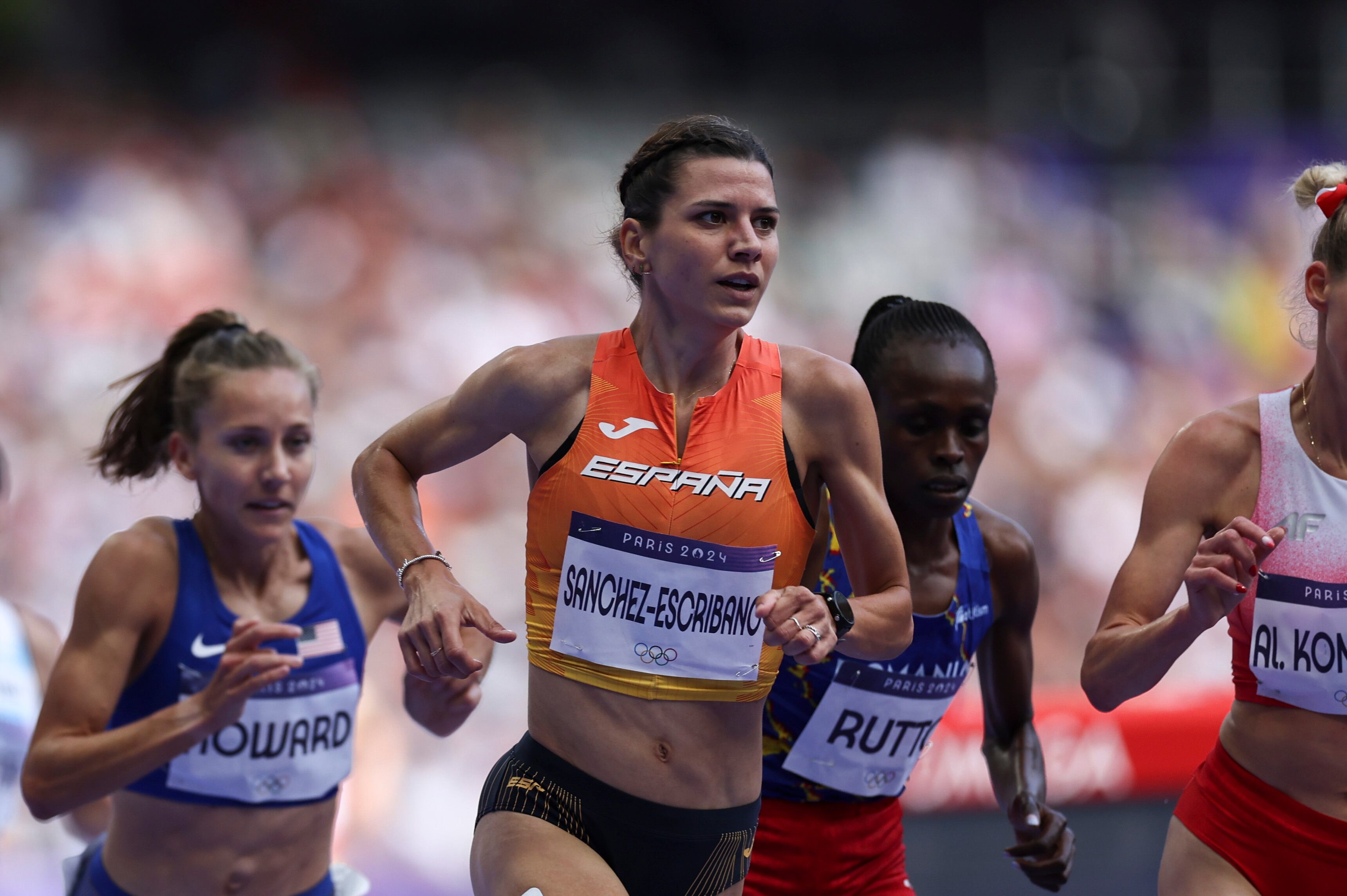 PARÍS, 04/08/2024.- La atleta española Irene Sánchez-Escribano (2i) compite en la tercera serie de los 3000m obstáculos femeninos en los Juegos Olímpicos de París 2024 en el Estadio de Francia, este domingo, en la capital gala. EFE/ Sashenka Gutiérrez
