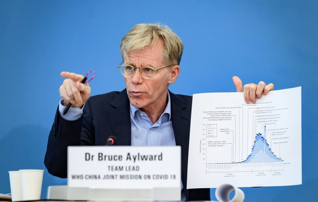 El doctor Bruce Aylward muestra los datos del coronavirus.