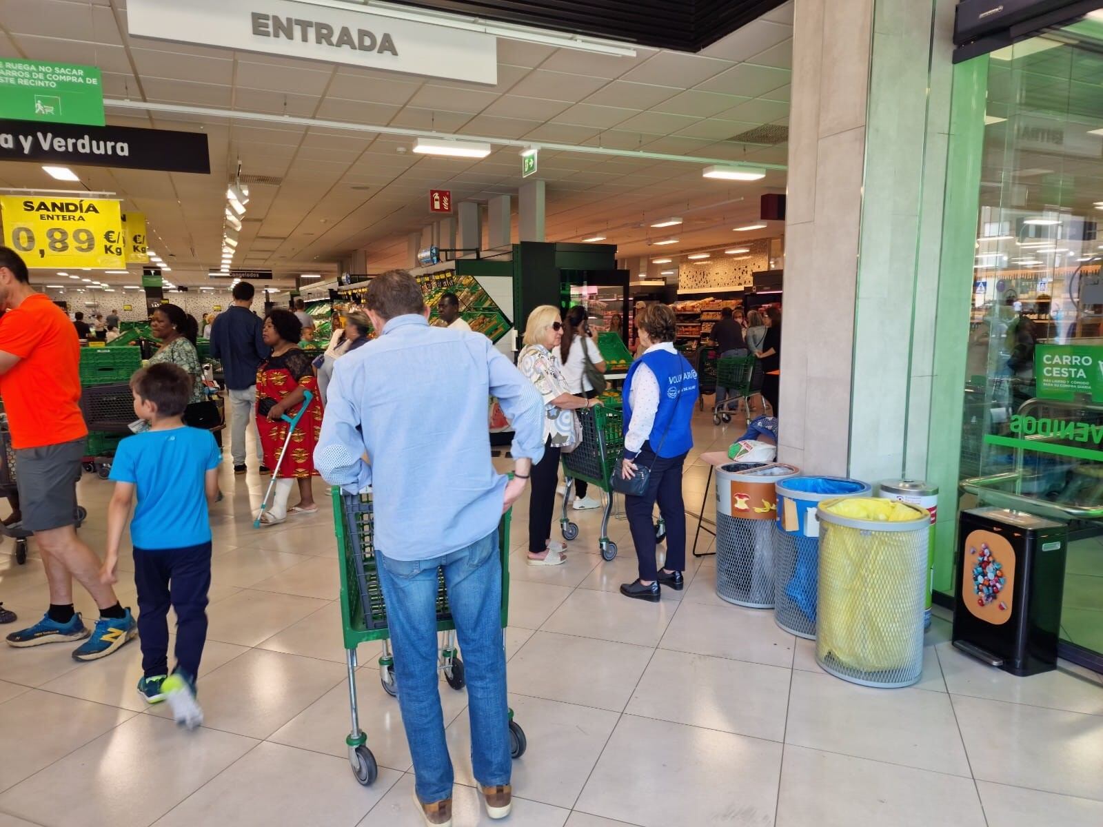 Los voluntarios dan a conocer a los usuarios la campaña del Banco de Alimentos