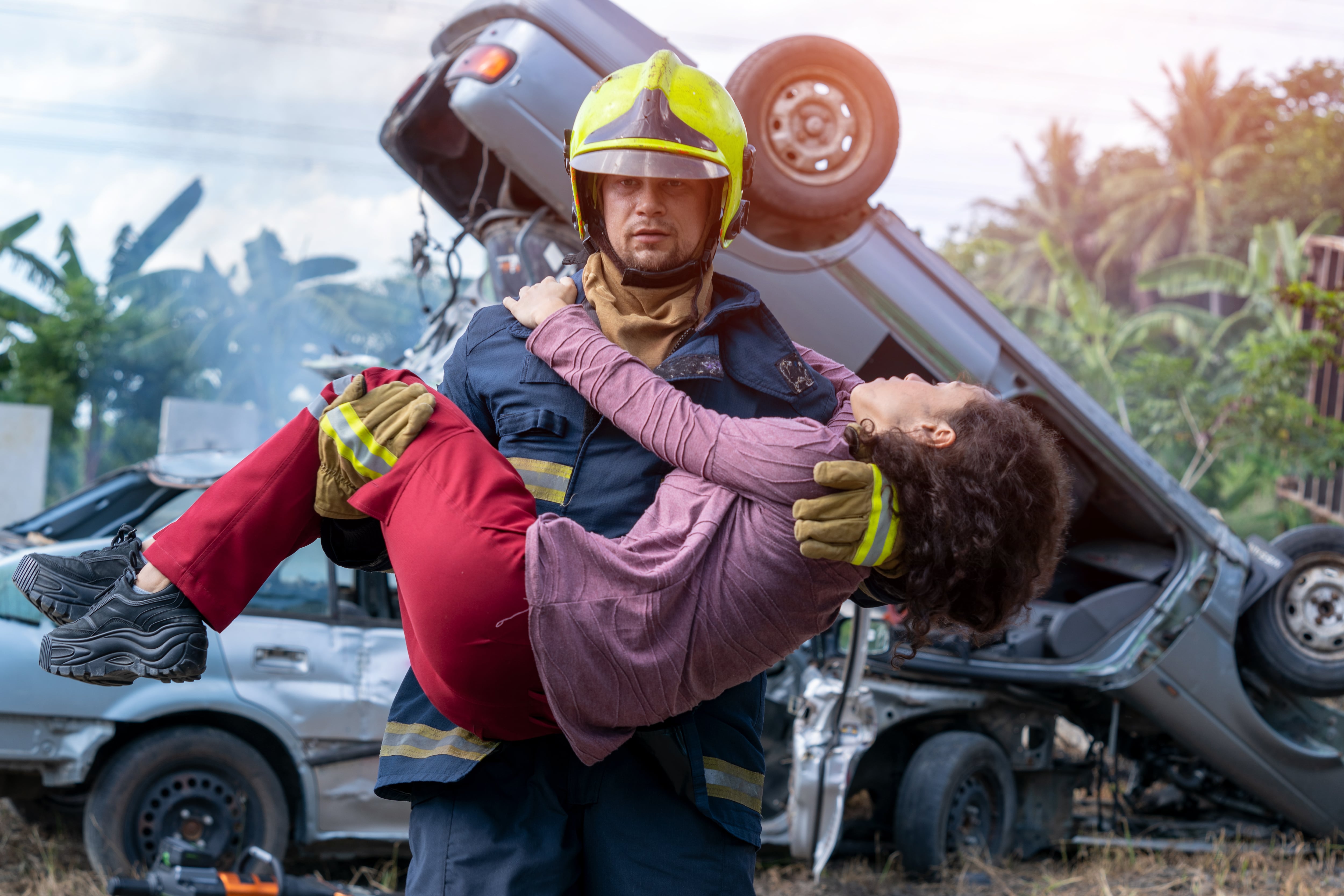 Bombero con una joven víctima de un accidente de tráfico.