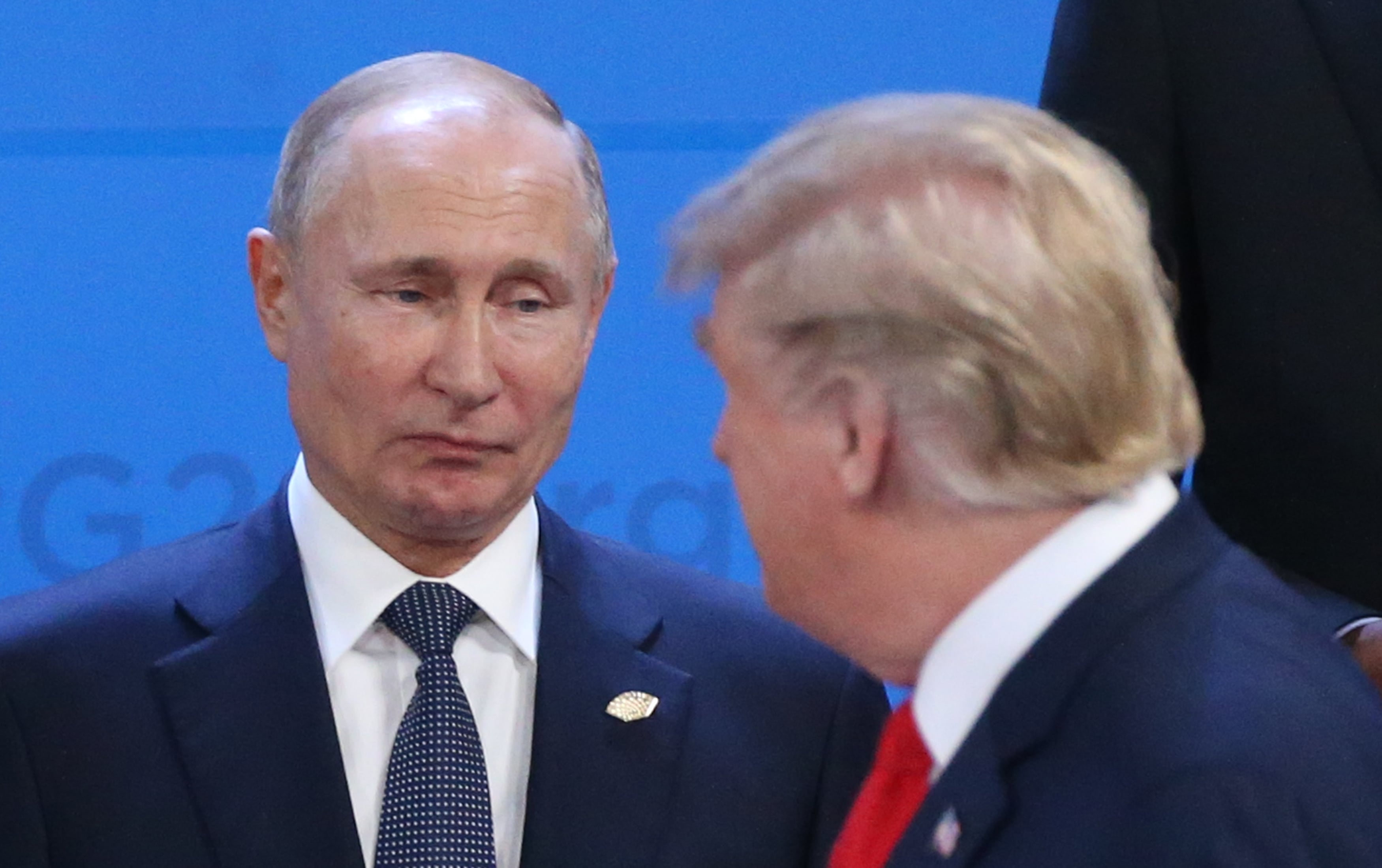 Vladimir Putin y Donald Trump cruzándose durante una cumbre del G20 en 2018 en Argentina