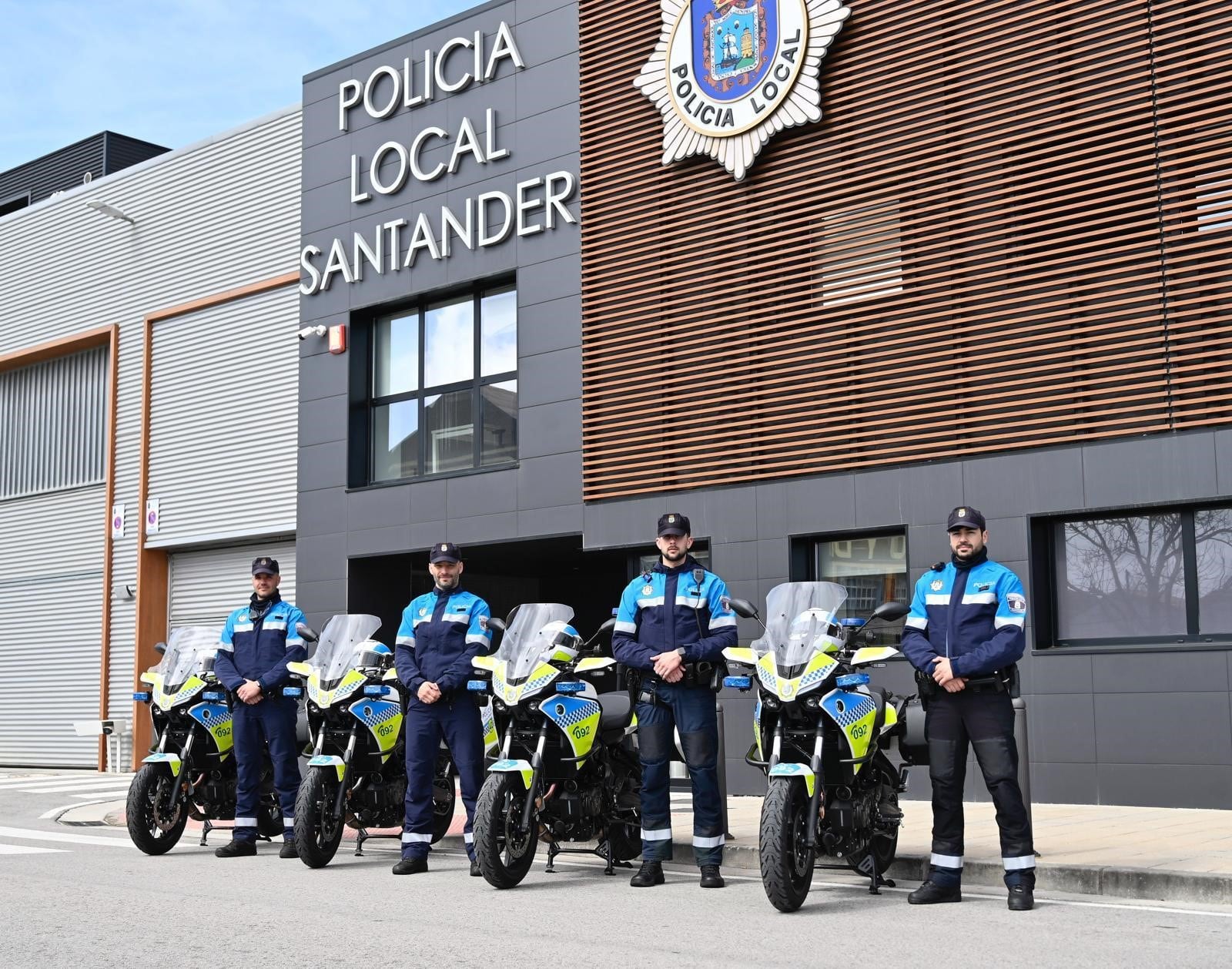 Agentes de la Policía Local de Santander frente a una de las comisarías de la ciudad