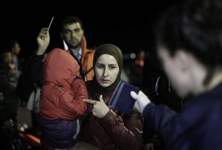 Refugiados sirios recién desembarcados esperan a los guarda costas en la isla de Kos (Grecia) cerca de la frontera con Turquía el 6 de mayo de 2015.