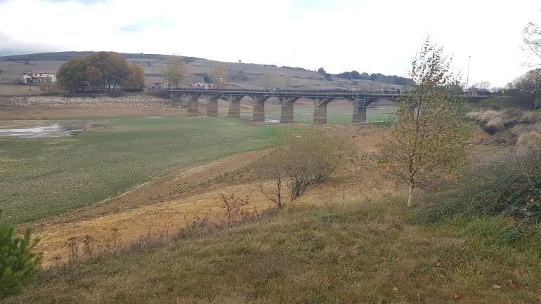 La sequía ha dejado al descubierto parte del Pantano del Ebro en Campoo de Yuso.