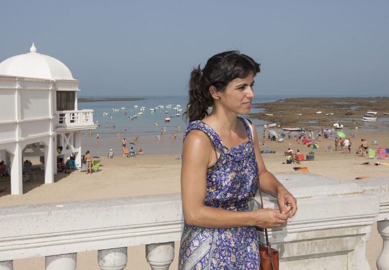 GRA105 CÁDIZ, 04/07/2015.-La portavoz de Podemos en el Parlamento andaluz, Teresa Rodríguez posa para los medios gráficos antes del tercer Consejo Ciudadano Andaluz de Podemos en Cádiz para abordar los temas de primarias y organización, tanto de las secretarías como de las distintas áreas, entre otros.- EFE/Román Ríos