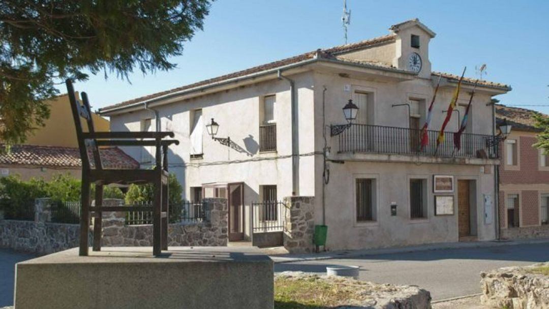 Fachada principal del Ayuntamiento de Torrecaballeros