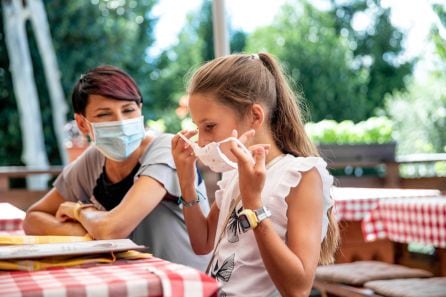 Dos personas con mascarilla en un restaurante