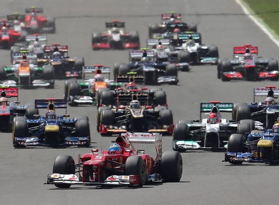 Alonso comanda la carrera en las primeras vueltas