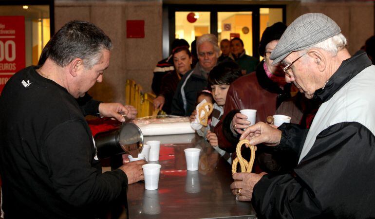 Mayores y pequeños se calientan con churros y chocolate tras la inauguración de las luces de Navidad