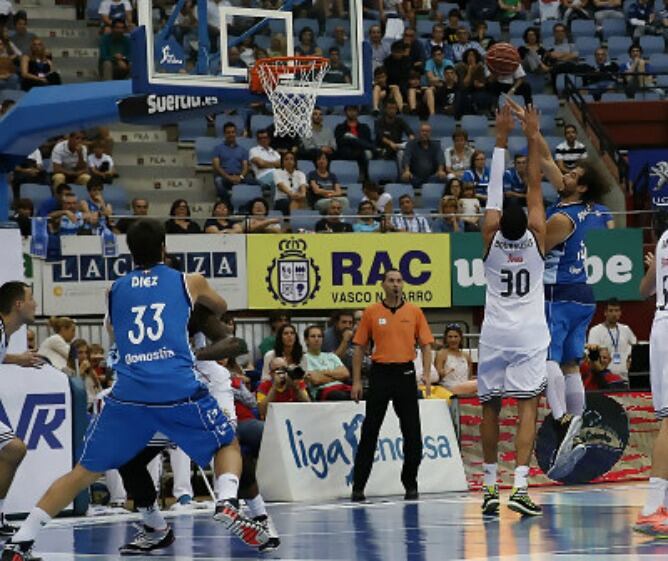 Gancho de David Doblas por encima de Ioannis Bourousis en Ilunbe ante el Real Madrid