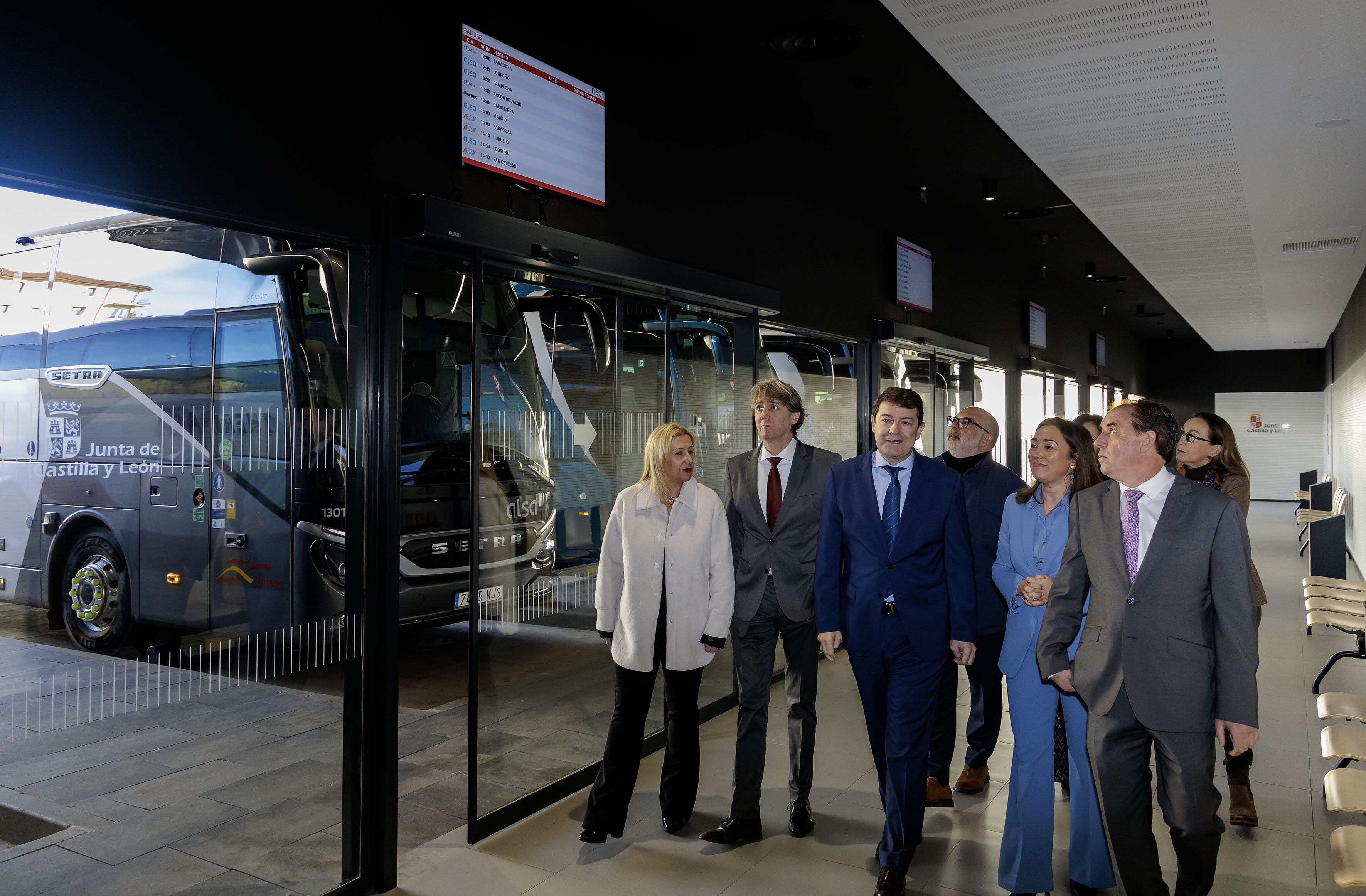 Fernández Mañueco, junto a otras autoridades, en la estación de autobuses de Soria.