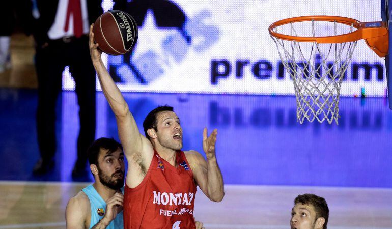 El alero estadounidense del Montakit Fuenlabrada Ian O&#039;Leary (c) lanza a canasta ante varios defensores del Barcelona Lassa, durante el partido de la Liga ACB de baloncesto disputado en Fuenlabrada.